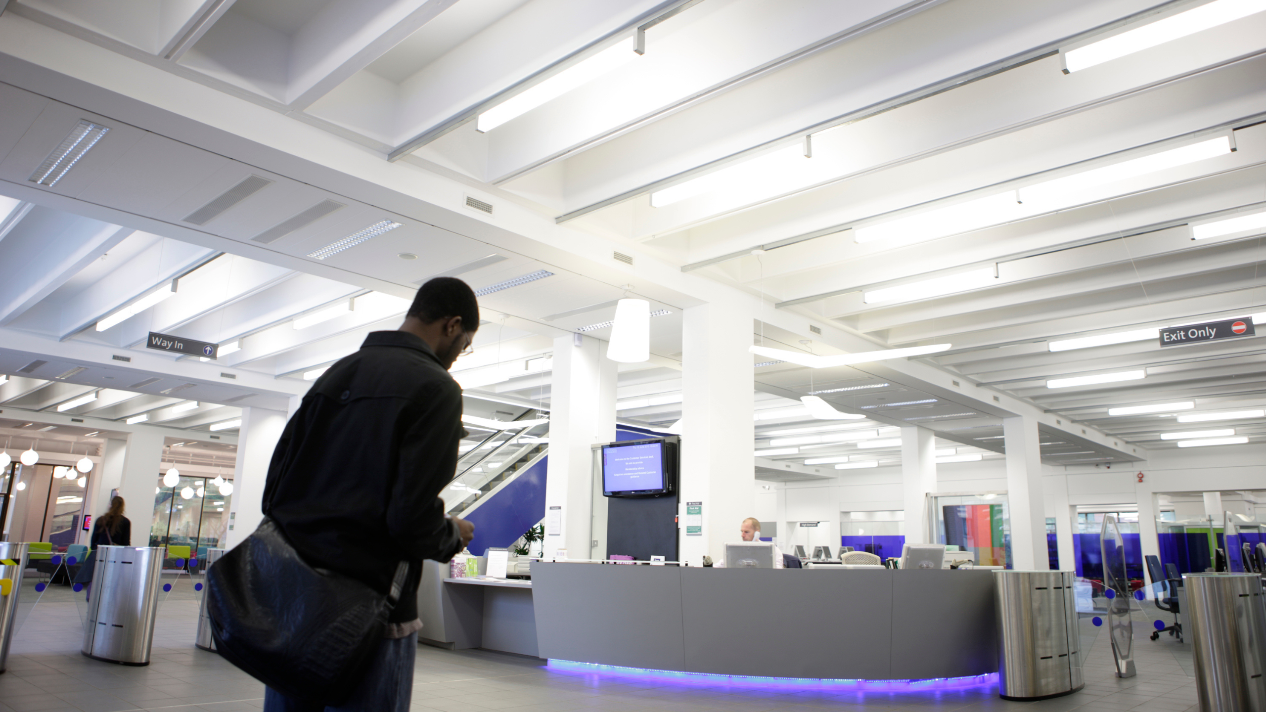 Student approaching the customer service desk in Main Library